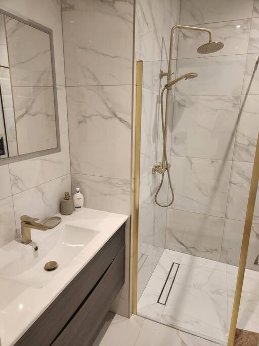Newly Refurbished 2 Bed Apartment In Paddington 런던 외부 사진